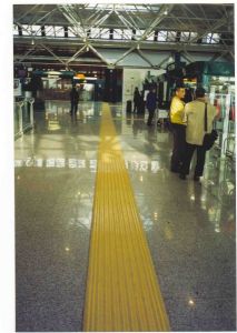Esempio di percorso tattile LOGES Roma Aeroporto Leonardo da Vinci Esempio di percorso tattile LOGES Roma Aeroporto Leonardo da Vinci